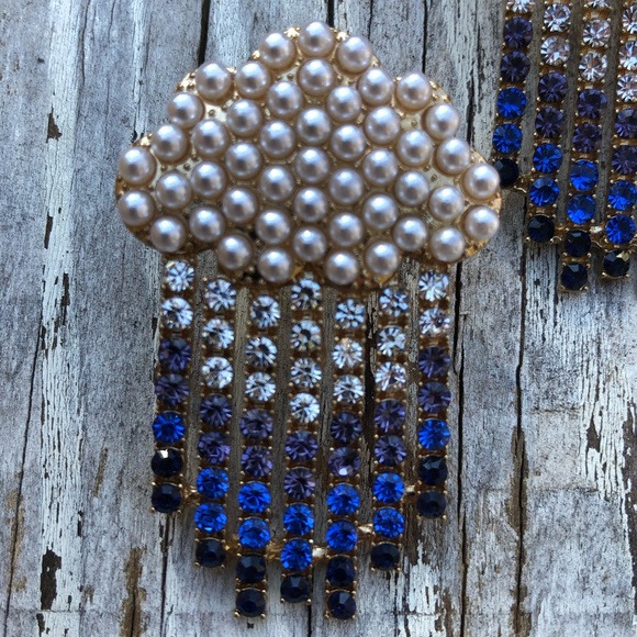 🌧Silver Lining Drop Earrings! - Picture 3 of 5